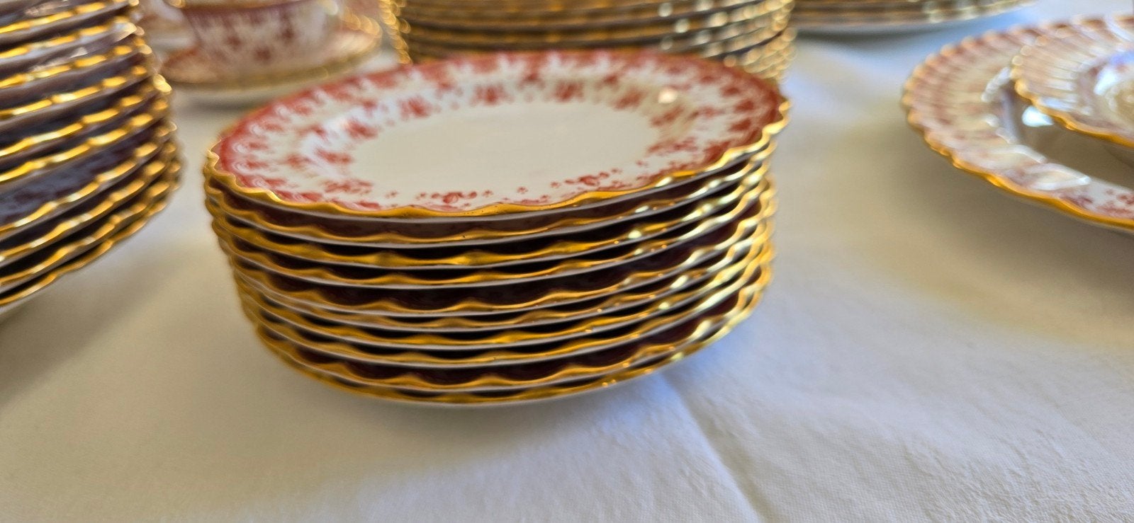 Spode Fleur de Lys Red Y7481 - 81-delig servies, Overige merken, Klassiek, Ophalen of Verzenden, Zo goed als nieuw