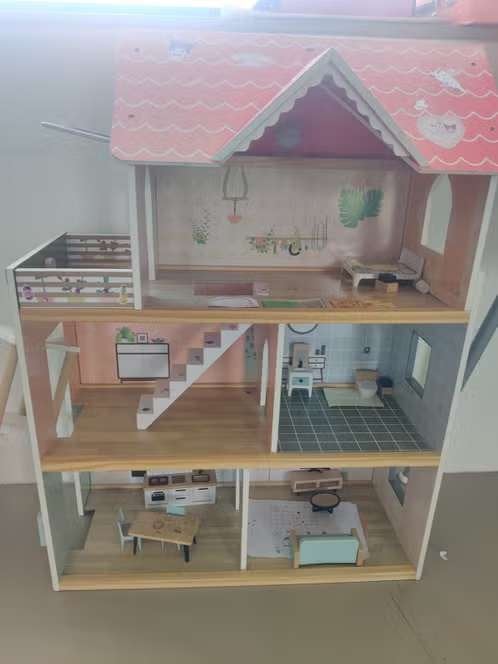 Houten Poppenhuis – Goede Staat / Wooden Dollhouse, Verzamelen, Ophalen, Zo goed als nieuw, Poppenhuis