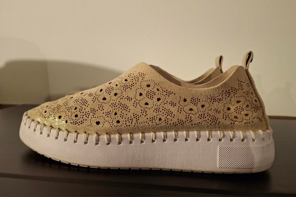 Hush puppies goudkleurige instappers maat 37, Kleding | Dames, Schoenen, Ophalen of Verzenden, Zo goed als nieuw, Instappers