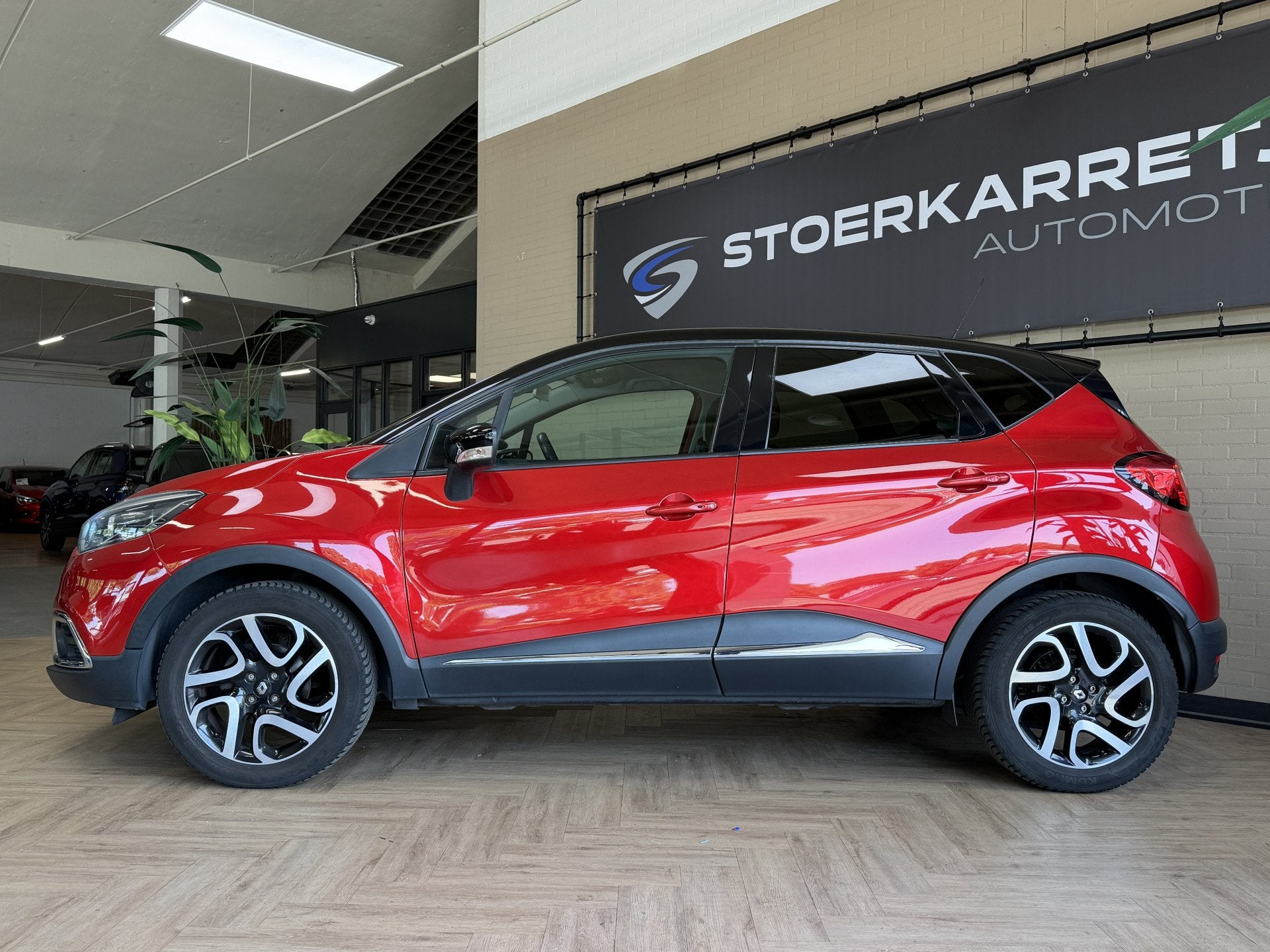 Renault Captur 0.9 TCe Helly Hansen R-Link Navi | Clima | Ca, Auto's, Voorwielaandrijving, Gebruikt, Zwart, Leder en Stof
