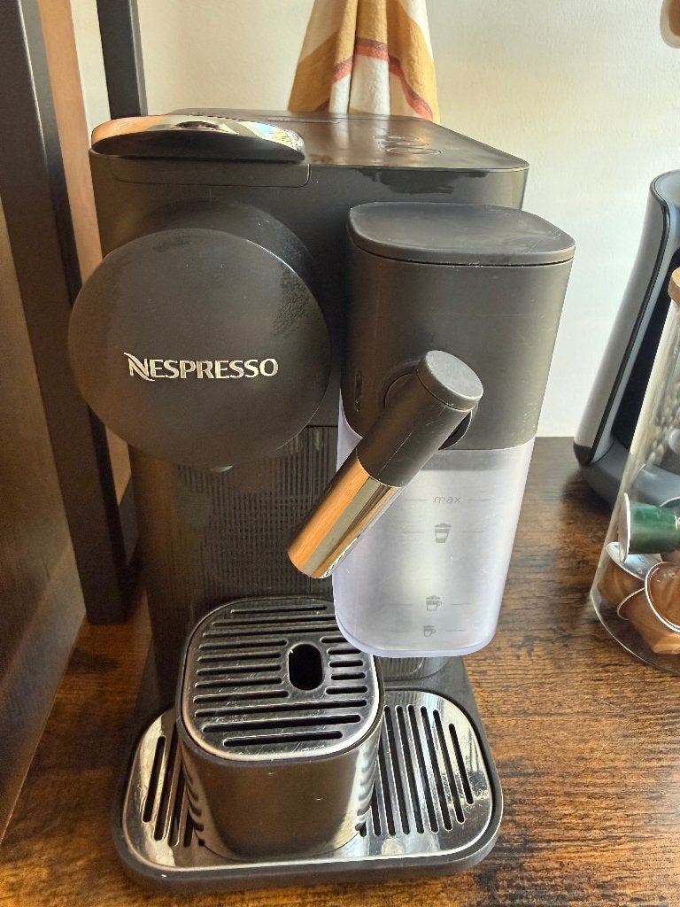 Delonghi Nespresso latissima, Ophalen, Overige typen, Koffiemachine, Zo goed als nieuw