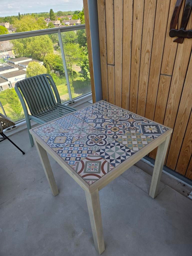 Tuin/balkontafel 70x70 met blad van Spaanse tegels, Tuin en Terras, Tuintafels, Ophalen, Zo goed als nieuw, Vierkant, Overige materialen