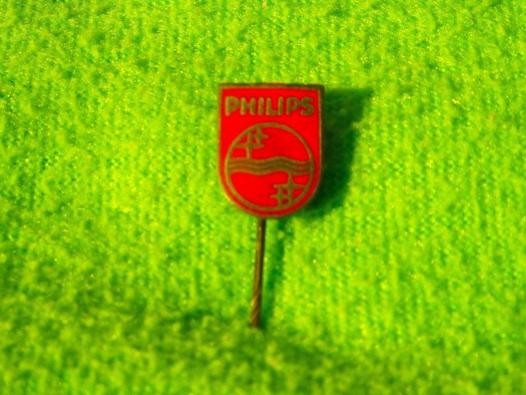 Vintage Philips Speldje - Rood met Logo, Ophalen of Verzenden, Gebruikt, Merk, Speldje of Pin