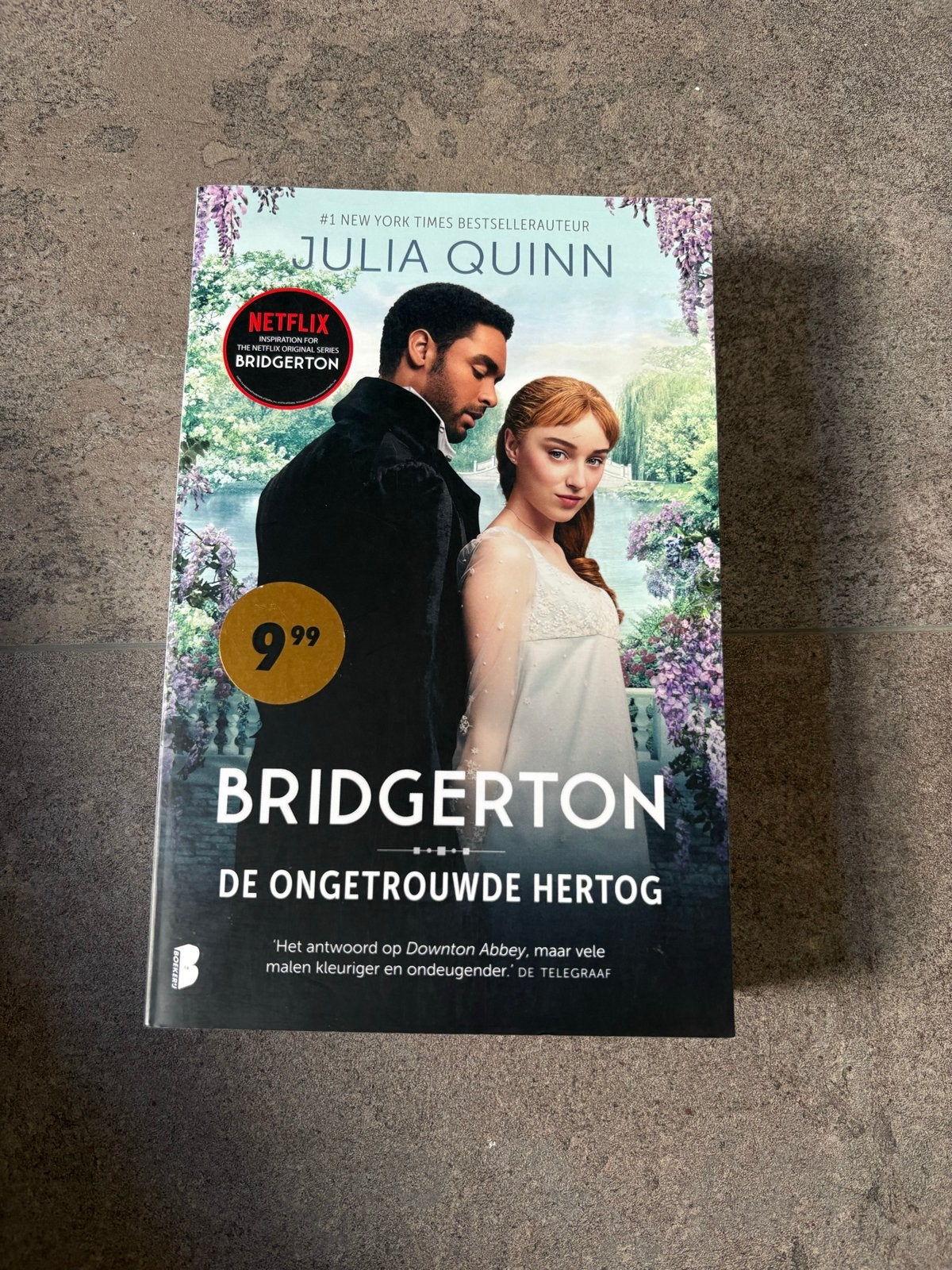 Bridgerton: De ongetrouwde hertog - Julia Quinn, Ophalen of Verzenden, Zo goed als nieuw, Nederland