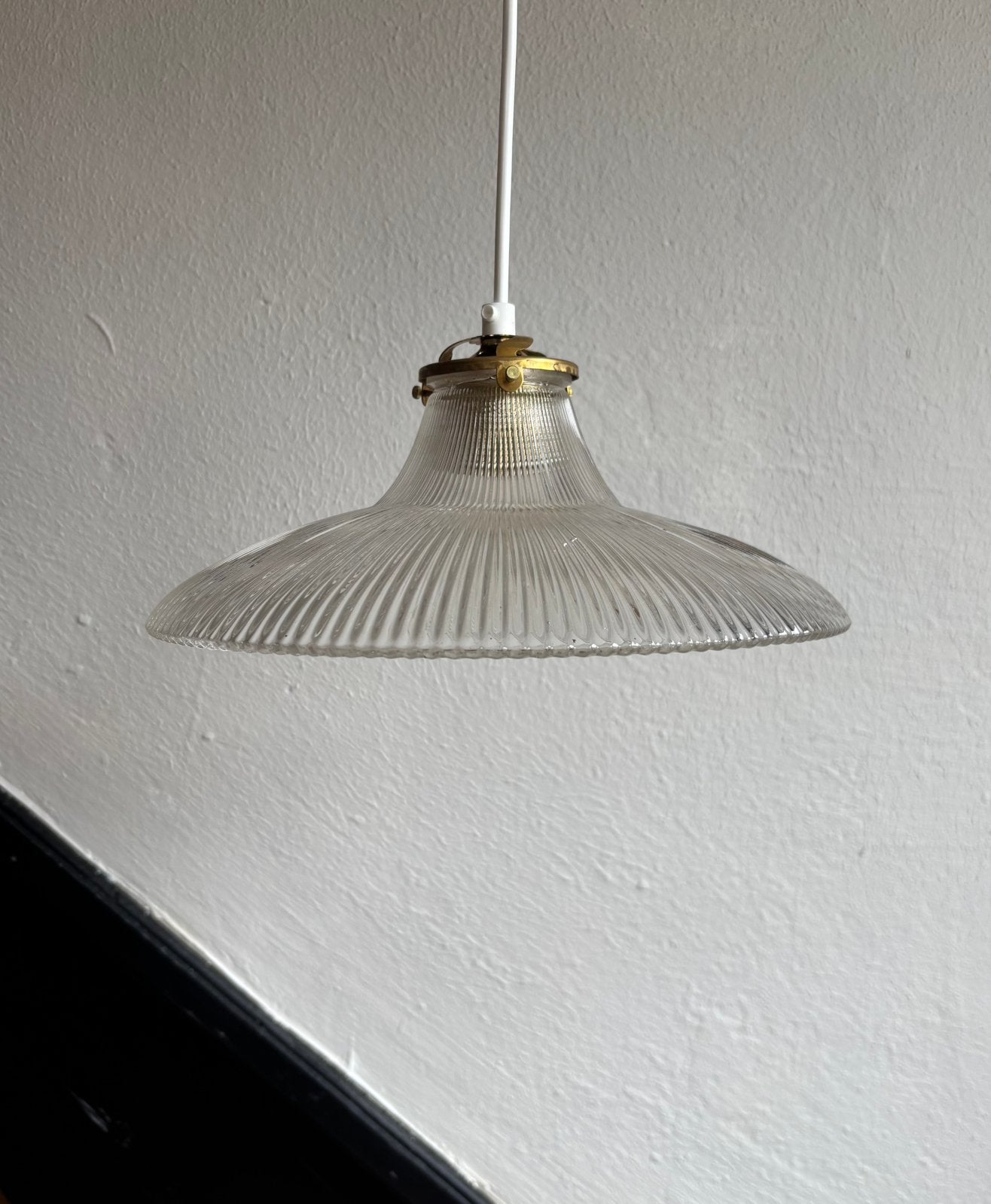 Vintage Franse holophane hanglamp lampenkap glas ribbel rond, Huis en Inrichting, Lampen | Hanglampen, Ophalen of Verzenden, Glas