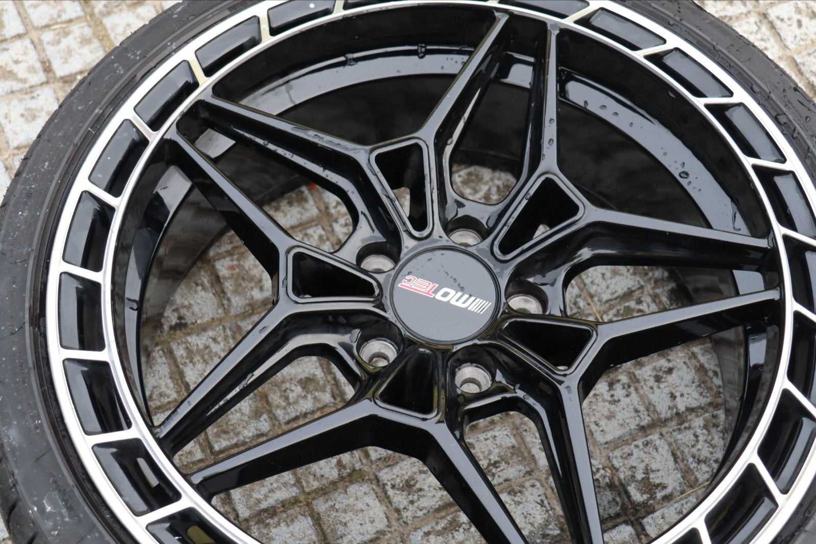 MOTEC MCT16-Futura 19” velgenset – zwart/polished met banden, Ophalen of Verzenden, Gebruikt