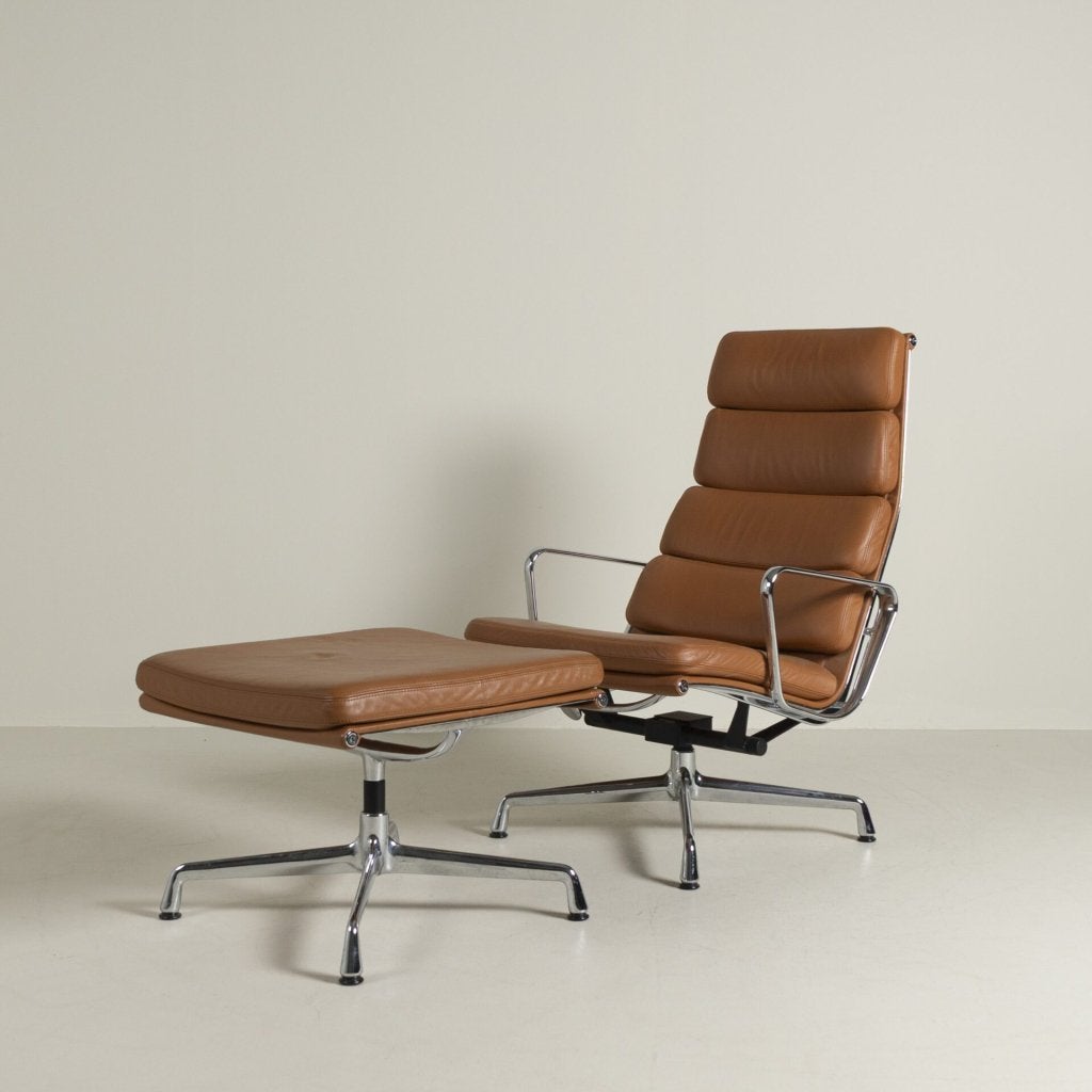 Vitra EA 222 Soft Pad Fauteuil Cognac Leer + EA 223 Hocker, Vitra, Zo goed als nieuw, Niet ingevuld, Niet ingevuld