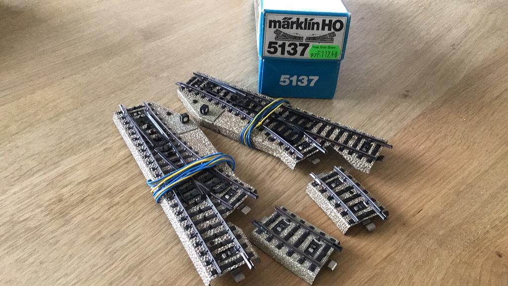 Een paar ELC wissels van Marklin 5137. In ovp 2 x 5102, Hobby en Vrije tijd, Wisselstroom, Rails, Ophalen of Verzenden, Zo goed als nieuw