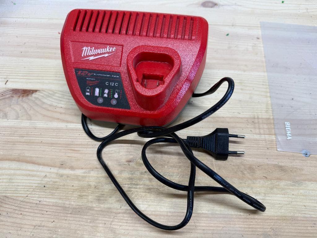 Milwaukee 12V acculader, Ophalen of Verzenden, Zo goed als nieuw