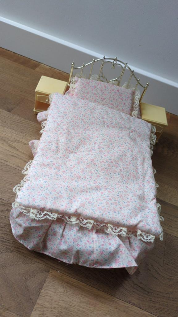 Sindy poppenbed met bloemetjebeddengoed, Ophalen of Verzenden, Jongen of Meisje