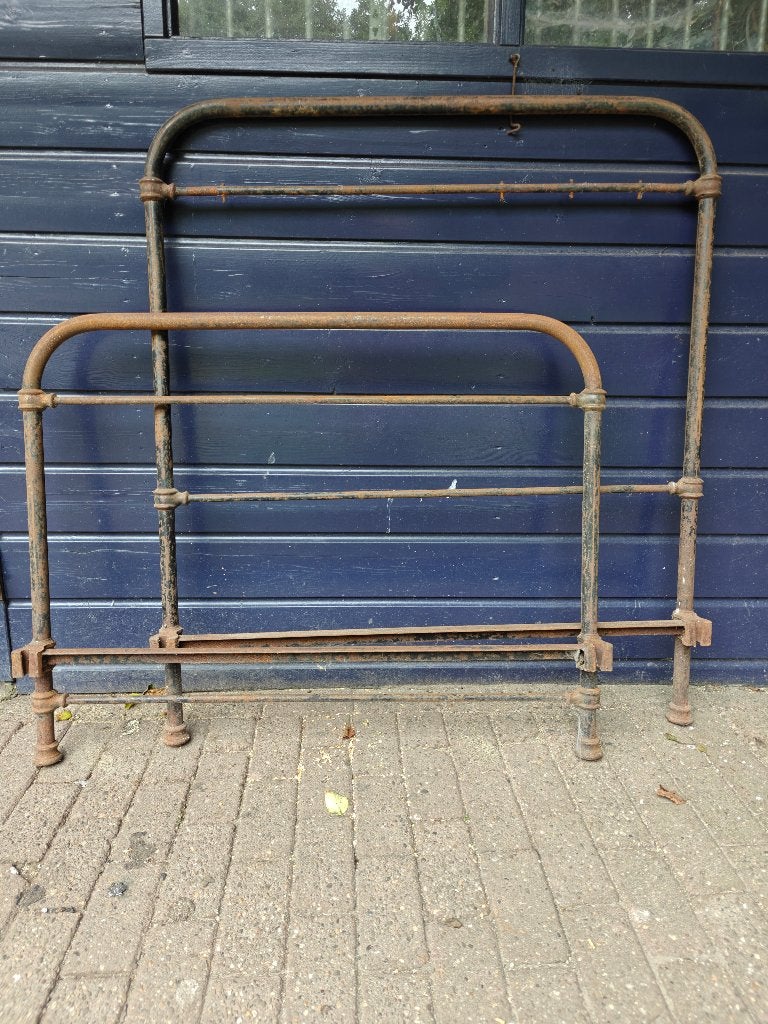 Roestig beddenframe Voor-en achterkant Zwaar IJzeren Bed Hek, Antiek en Kunst, Antiek | Meubels | Bedden, Ophalen
