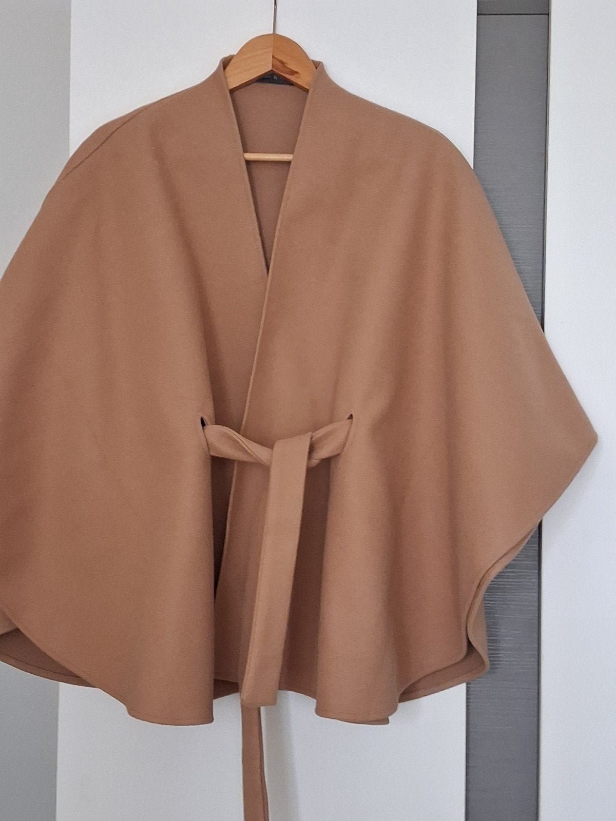 Mooie nieuwe camel cape met ceintuur 1maat., Bruin, Maat 42/44 (L), Ivy & You, Nieuw