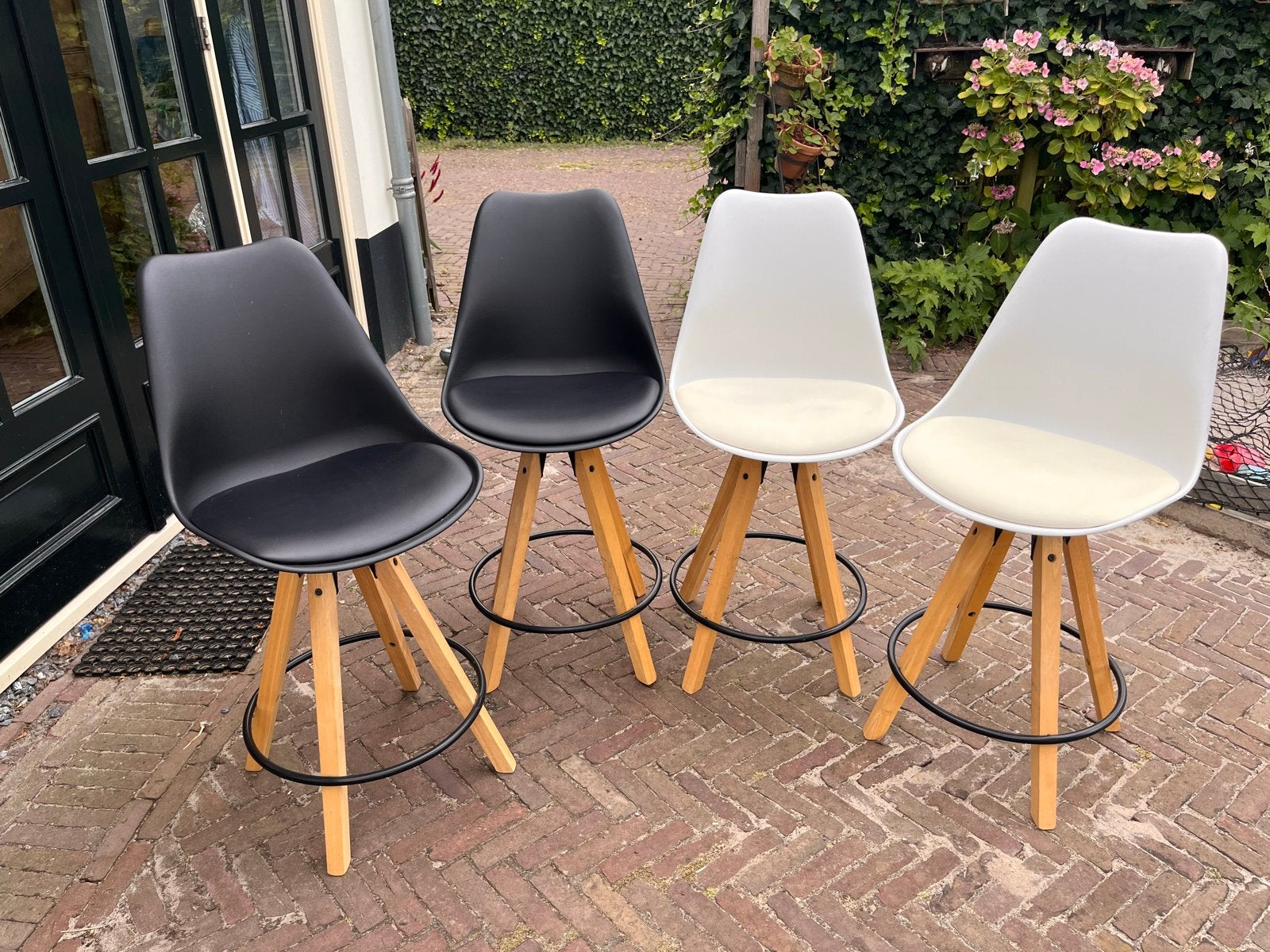 Actona Company Dima krukken - Zwart en Wit (4 stuks), Ophalen, Gebruikt, Met voetsteun, 60 tot 90 cm