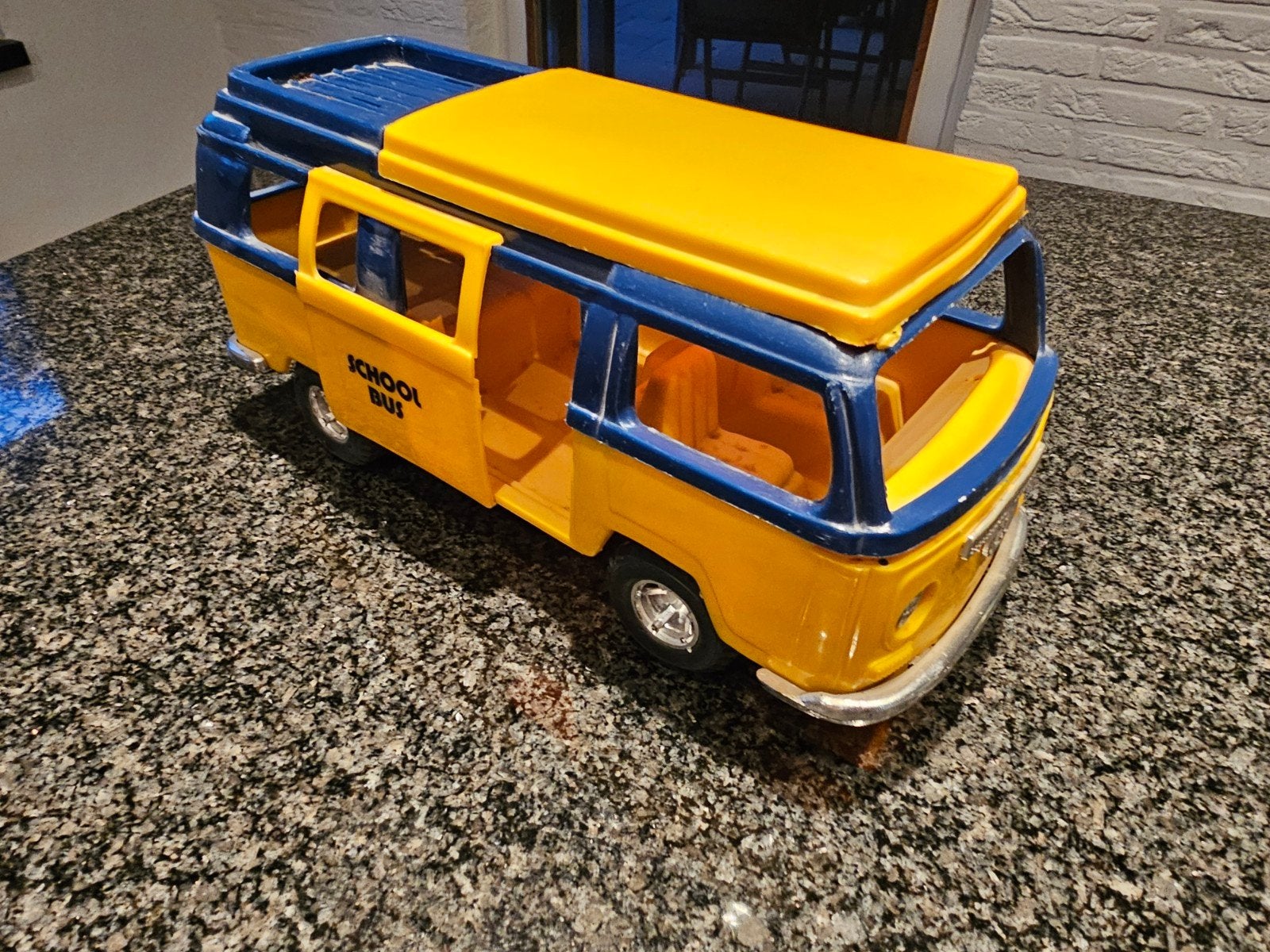 Vintage Volkswagen T2 T2a Schoolbus Speelgoedbus Geel/Blauw, Kinderen en Baby's, Ophalen, Gebruikt