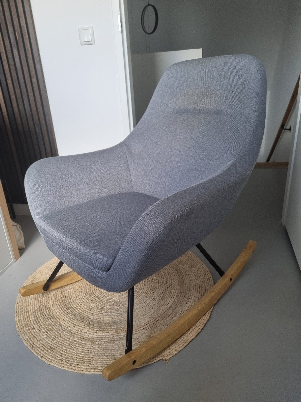 Blauwgrijze schommelstoel Jysk voor babykamer, Huis en Inrichting, Ophalen, Gebruikt, Blauw, Scandinavisch