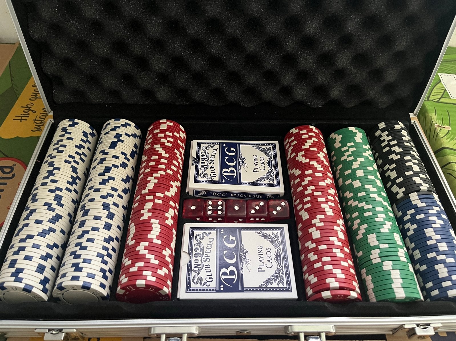 Pokerset met fiches, kaarten en dobbelstenen in koffer, Drie of vier spelers, Ophalen of Verzenden, Zo goed als nieuw