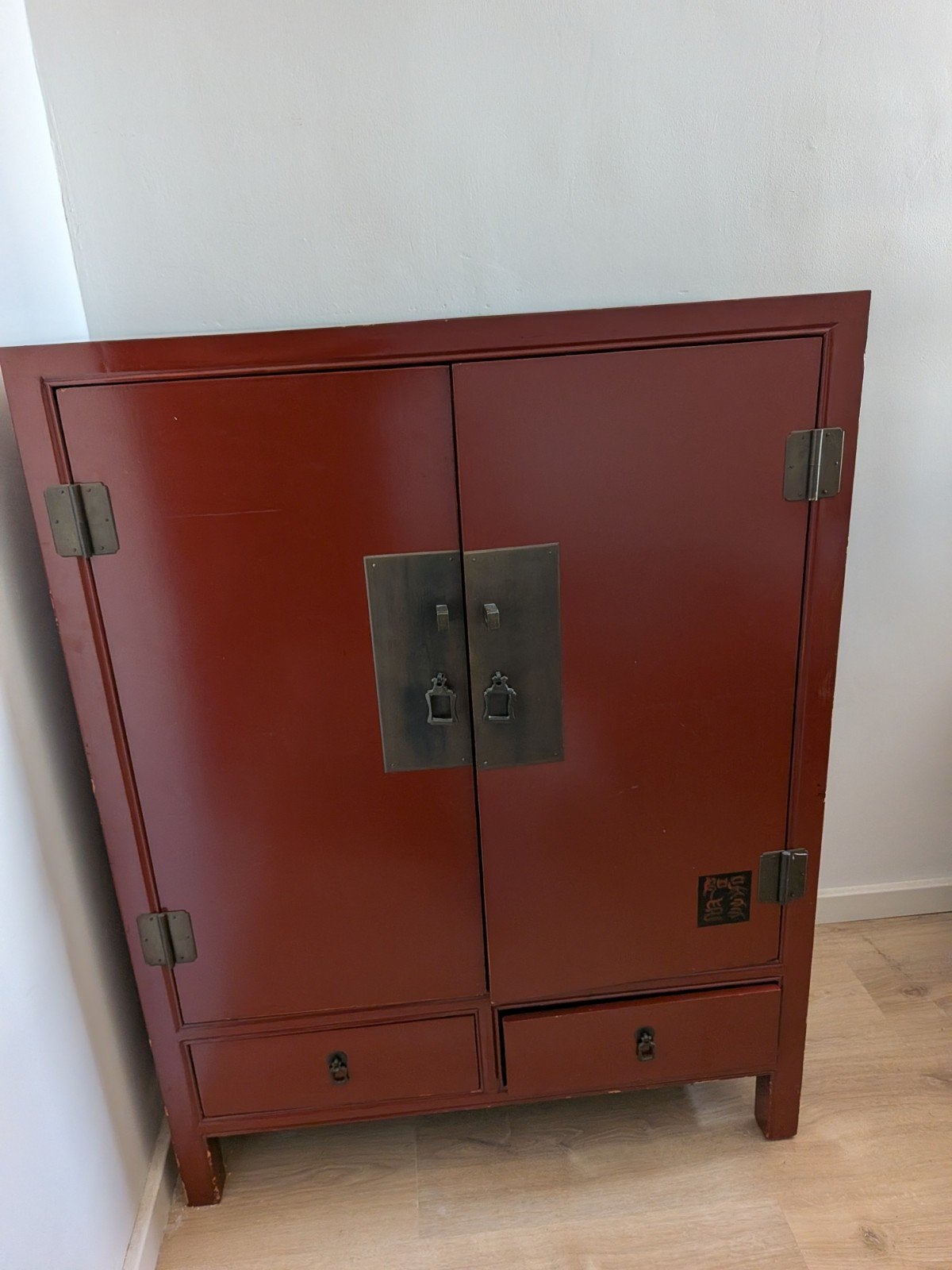 Chinese kast - rood/bruin met messing details, Ophalen