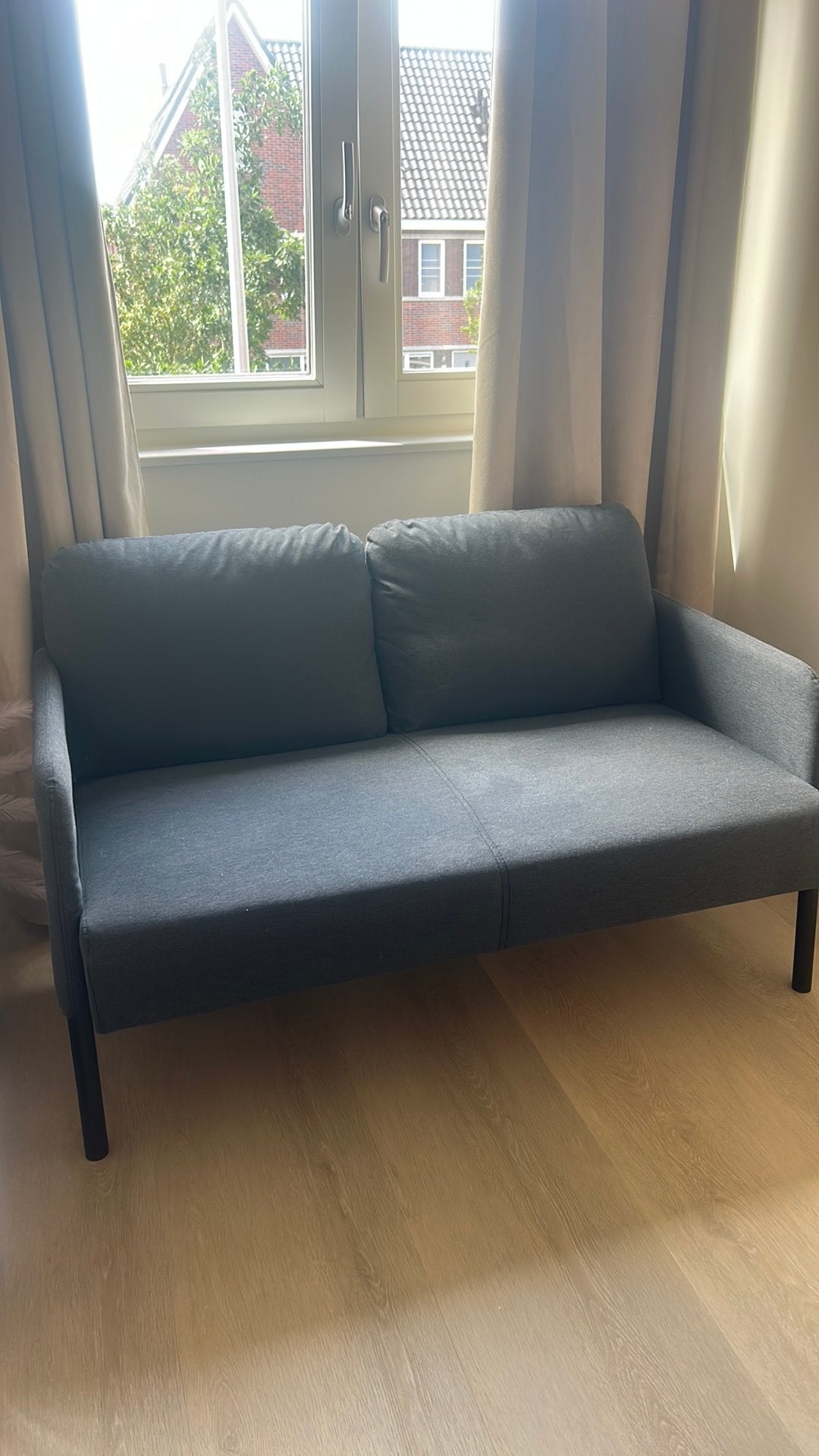 Donkergrijze 2-zits IKEA bank op zwart onderstel, Huis en Inrichting, Banken | Bankstellen, Ophalen, Minder dan 75 cm, Tweepersoons