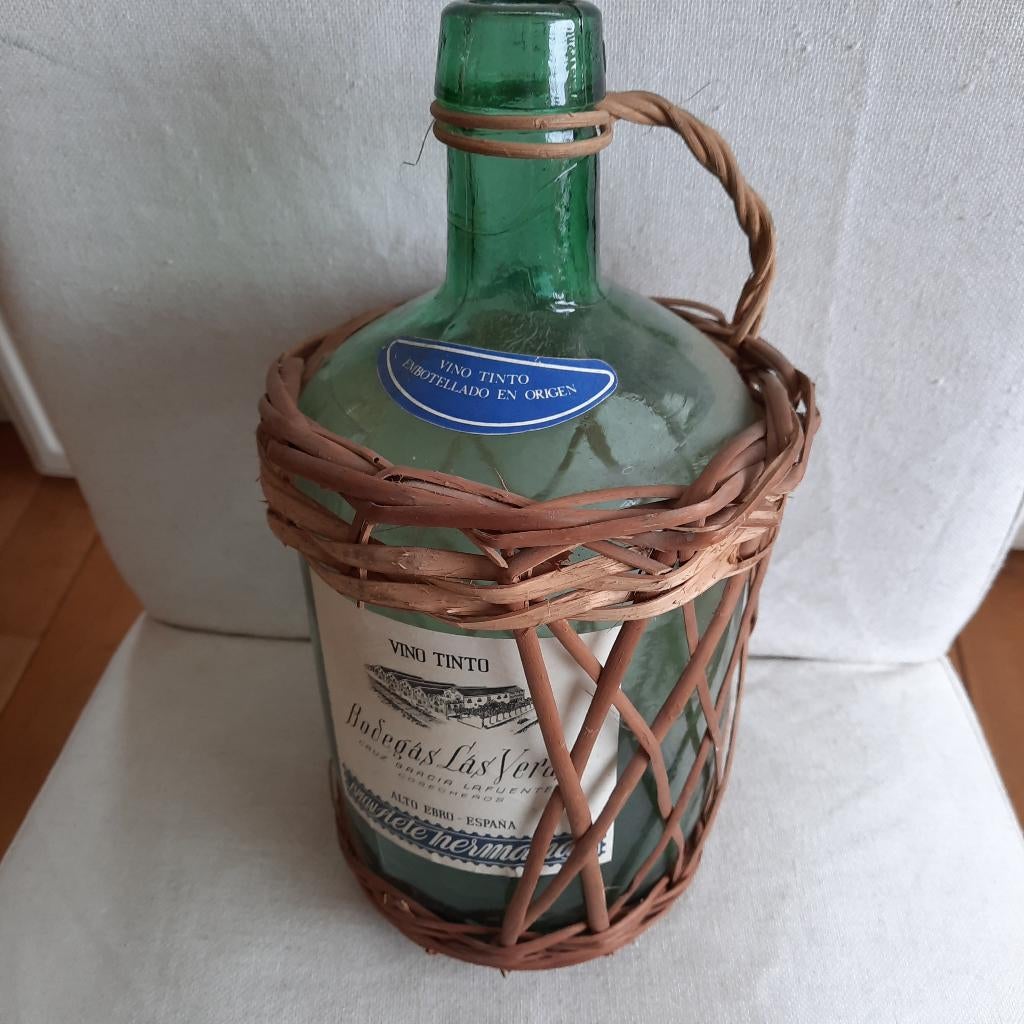 Oude spaanse wijnfles in mand, Ophalen of Verzenden