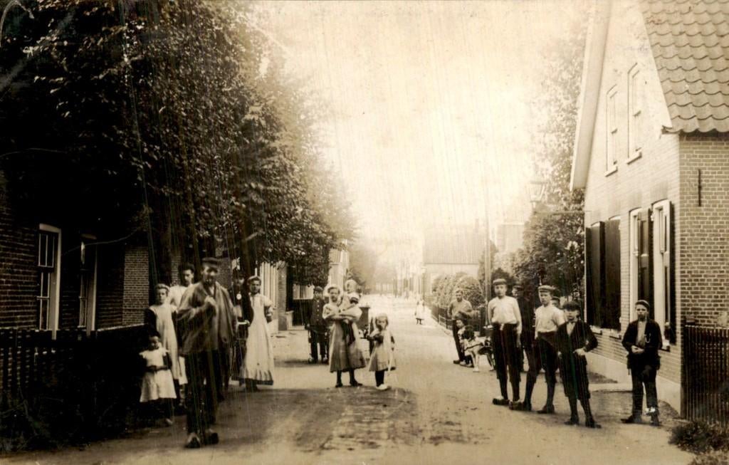 Bergambacht - Fotokaart - Straat - Volk, Verzamelen, Ansichtkaarten | Nederland, Ophalen of Verzenden, Voor 1920, Ongelopen, Zuid-Holland