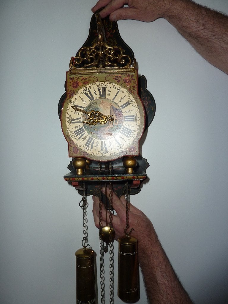 ZAANSE STOELTJES KLOK HANDBESCHILDERD WANDKLOK MERK WUBA, Antiek en Kunst, Ophalen