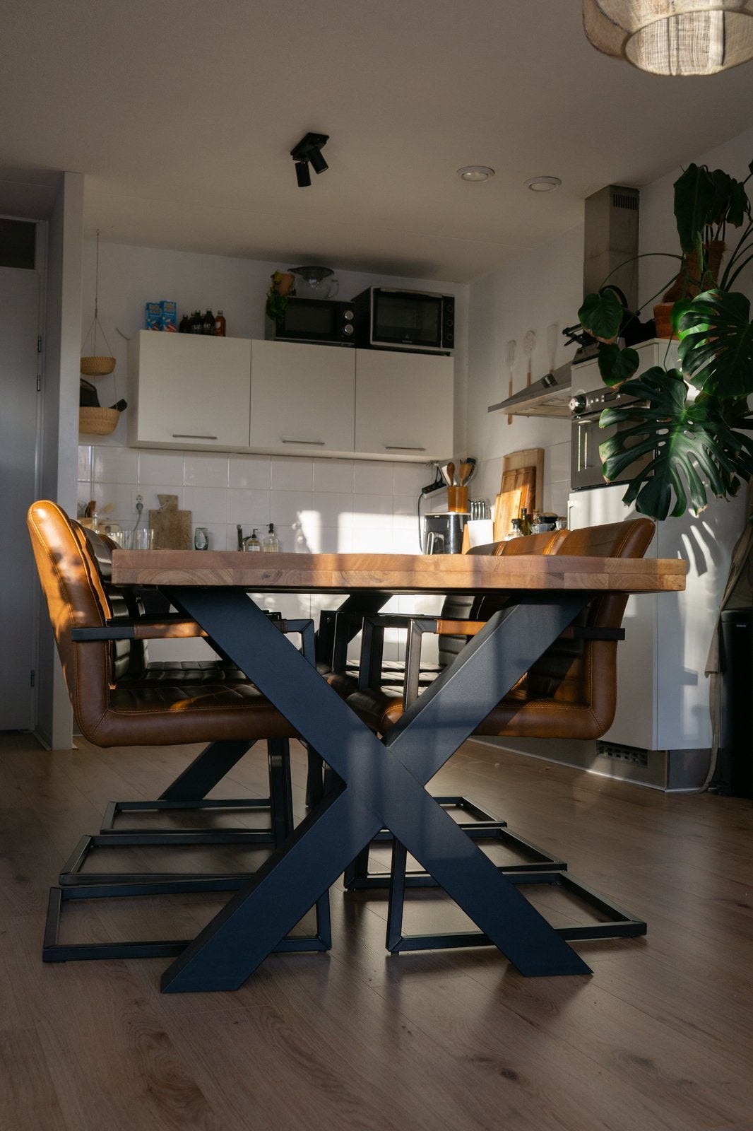Foto 3 van Mangohouten eettafel 240 cm + 7 GAMMA BAS stoelen