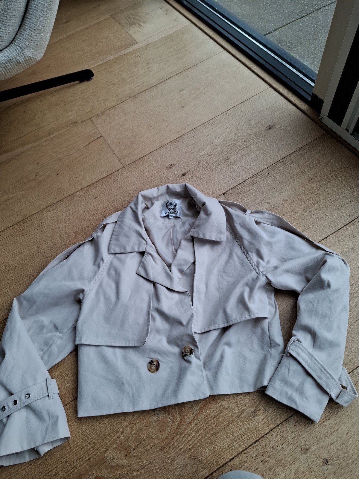 Elanza by L&L korte trenchcoat maat S/M, Beige, Ophalen of Verzenden, Zo goed als nieuw, Maat 36 (S)