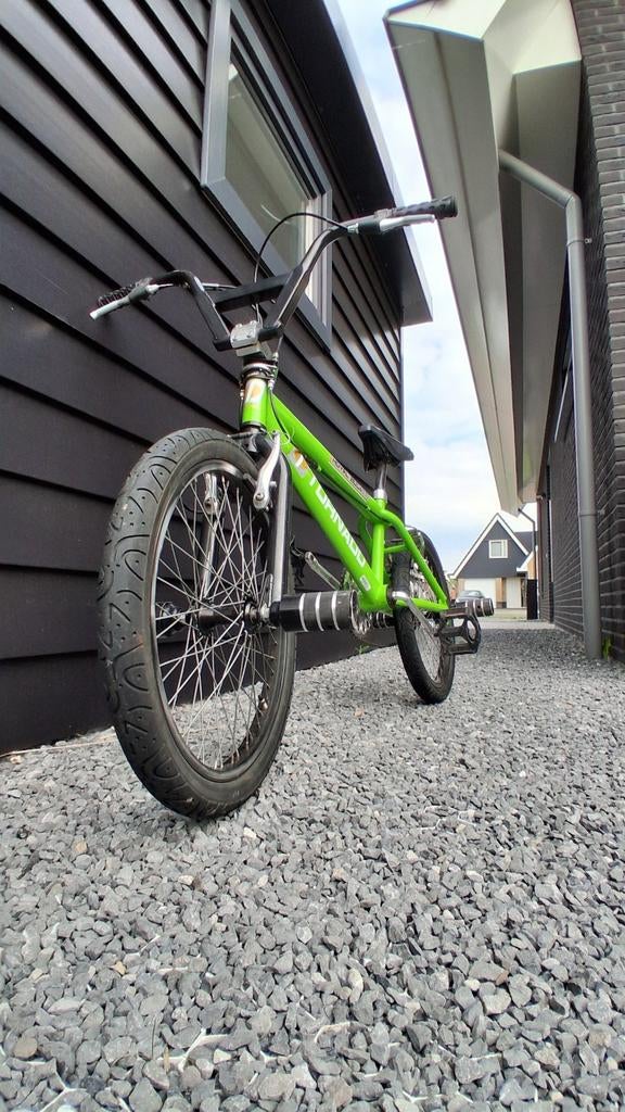 BMX Tornado in goede staat met 360 stuur en 4 pegs, Fietsen en Brommers, Fietsen | Crossfietsen en BMX, 20 tot 24 inch, Voetsteunen