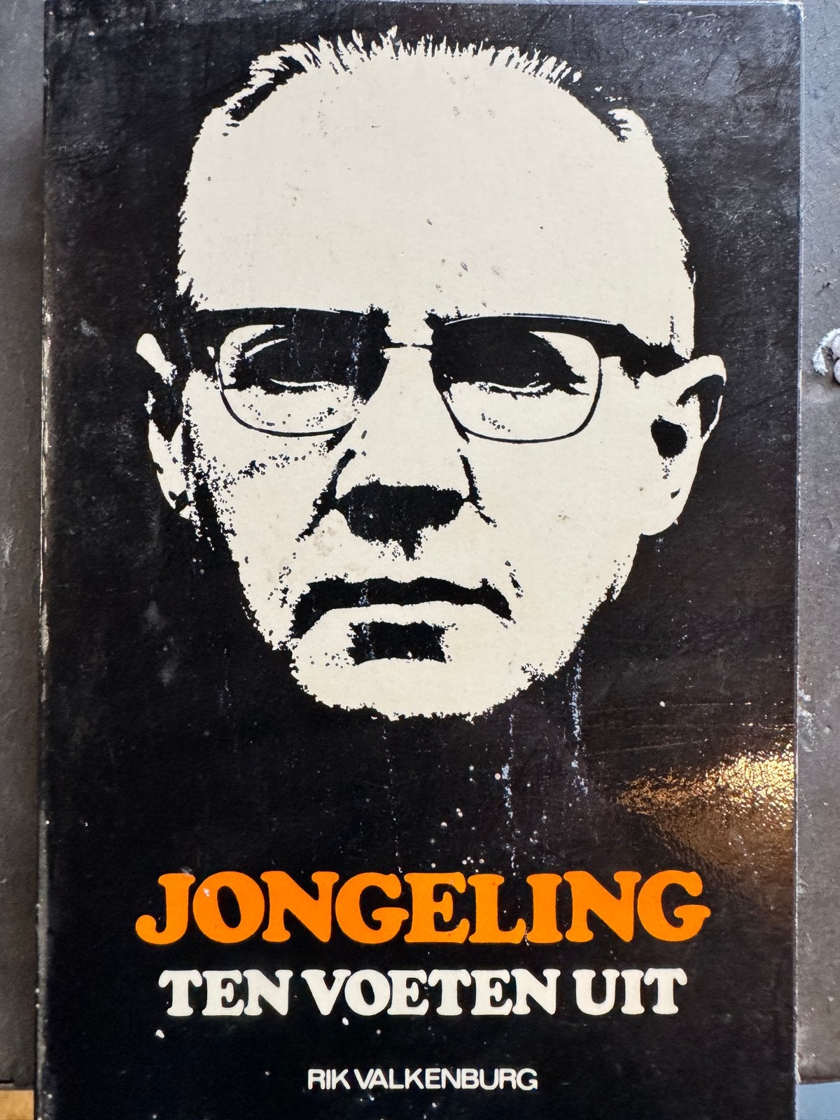 Jongeling Ten Voeten Uit - Rik Valkenburg (Boek), Ophalen of Verzenden, Gelezen, Nederland