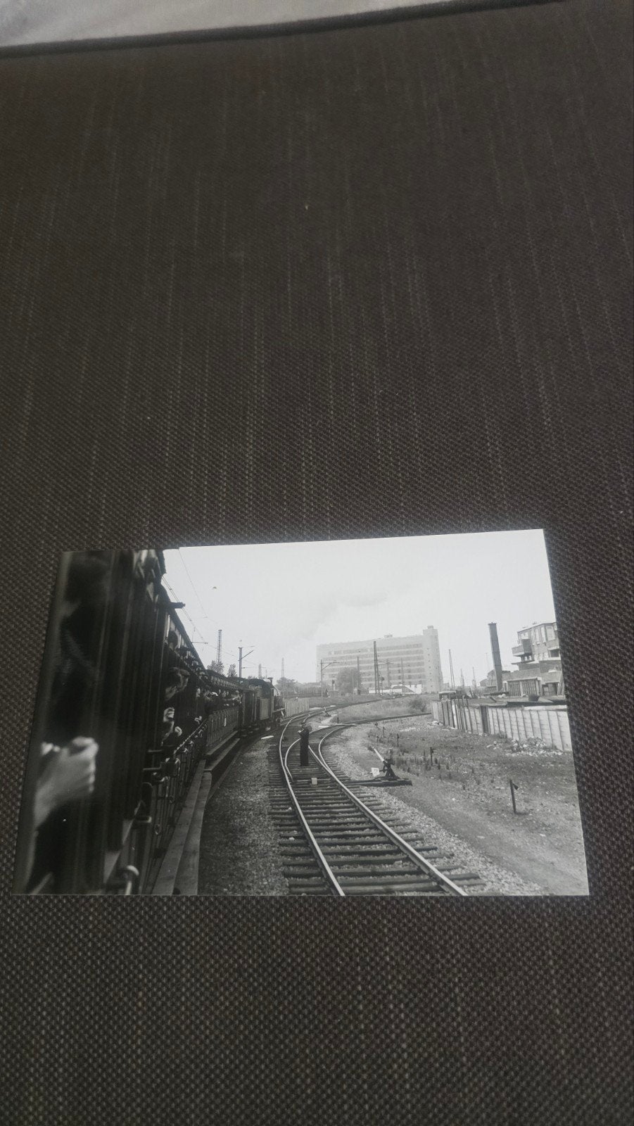Zwart-wit foto van trein met passagiers, Ophalen of Verzenden