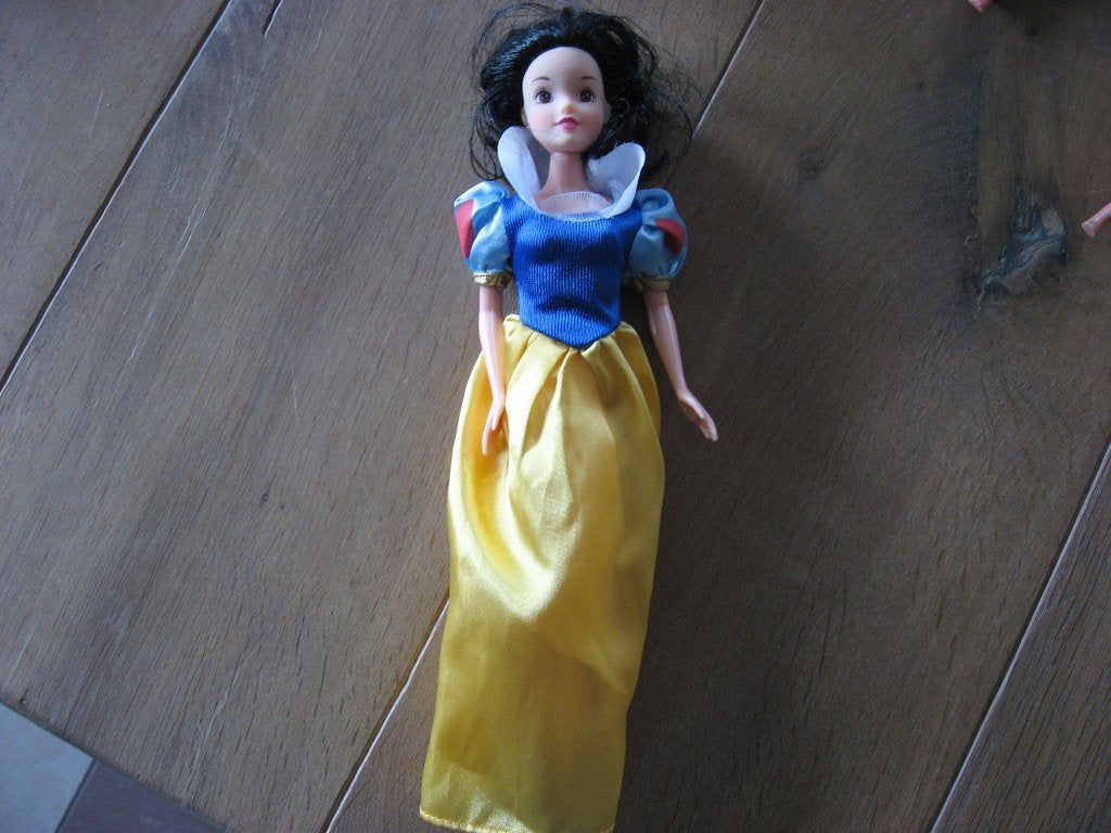 Sneeuwwitje van Disney in lange jurk, Kinderen en Baby's, Verzenden, Zo goed als nieuw, Barbie
