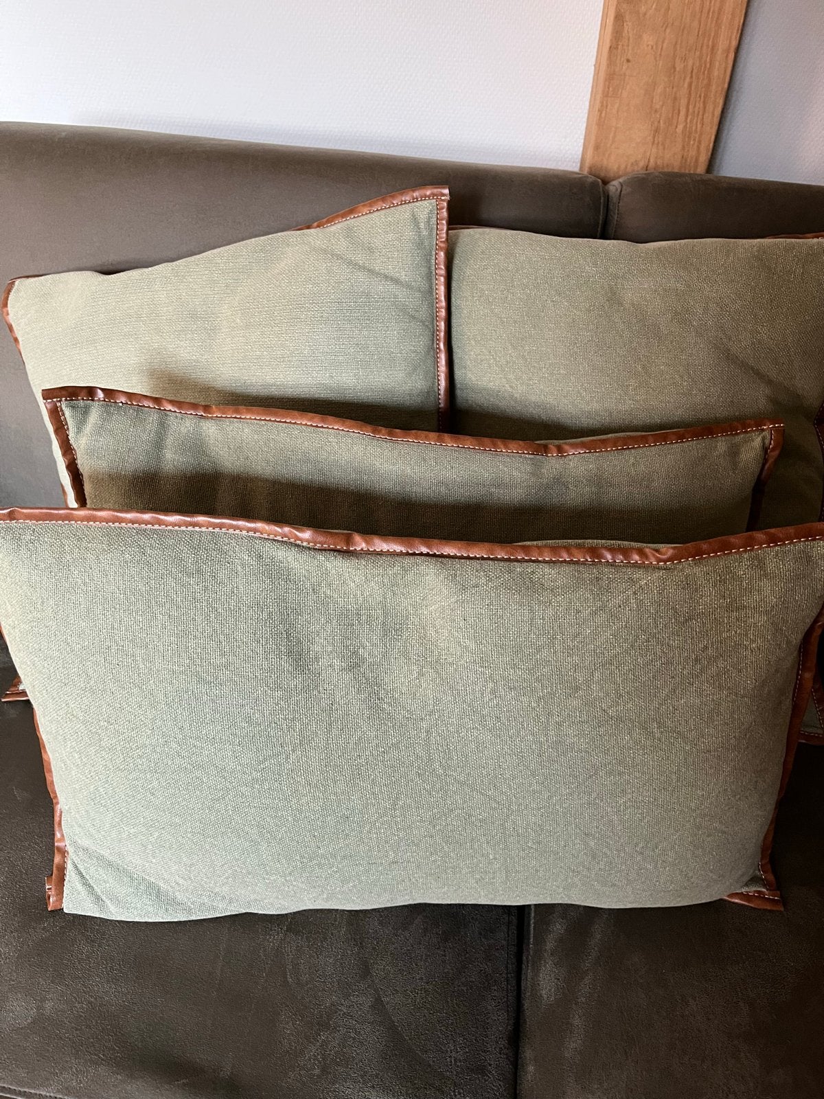 Set van 4 groene kussens met leren bies, Gebruikt, Afneembare hoes, Ophalen of Verzenden, Sierkussen