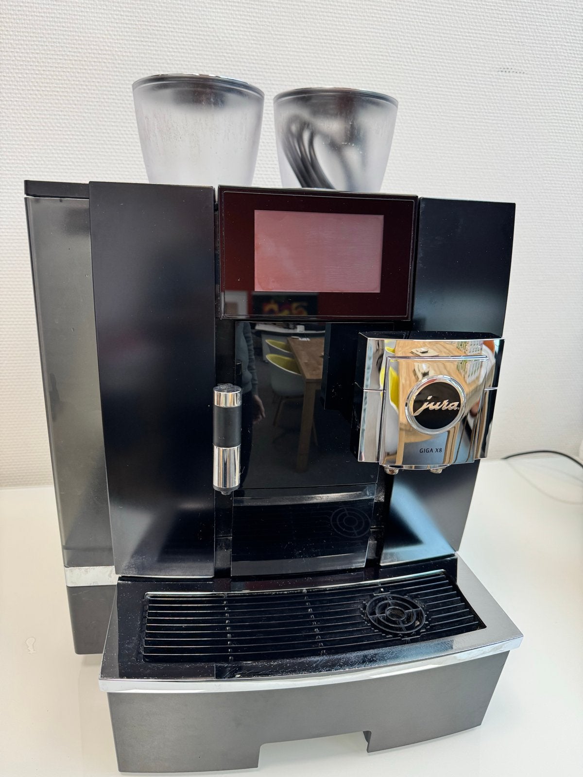Jura GIGA X8 EB (2023) - 36k kopjes - SLA onderhouden, Afneembaar waterreservoir, 10 kopjes of meer, Koffiemachine, Zo goed als nieuw