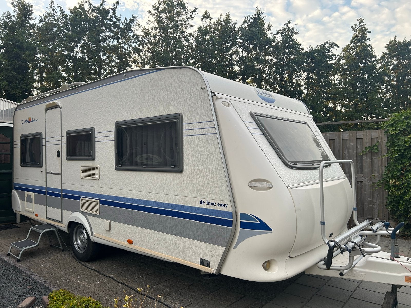 Hobby De Luxe Easy 495UK (2003) stapelbed, Caravans en Kamperen, Caravans, Particulier, tot en met 5, 1000 - 1250 kg, Rondzit
