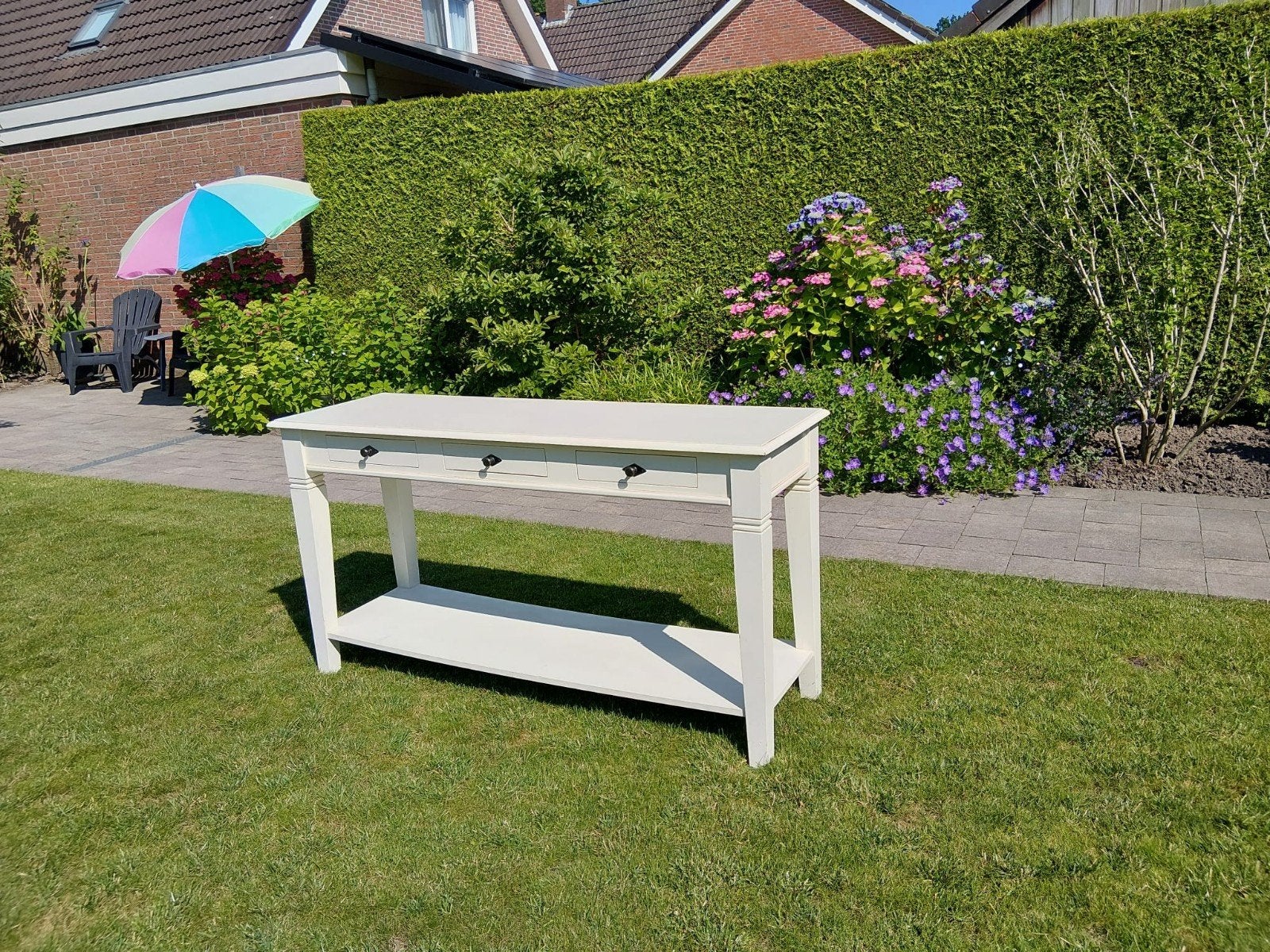 Crèmekleurige sidetable met 3 lades en onderblad, Ophalen, 25 tot 50 cm, Rechthoekig, 100 tot 150 cm