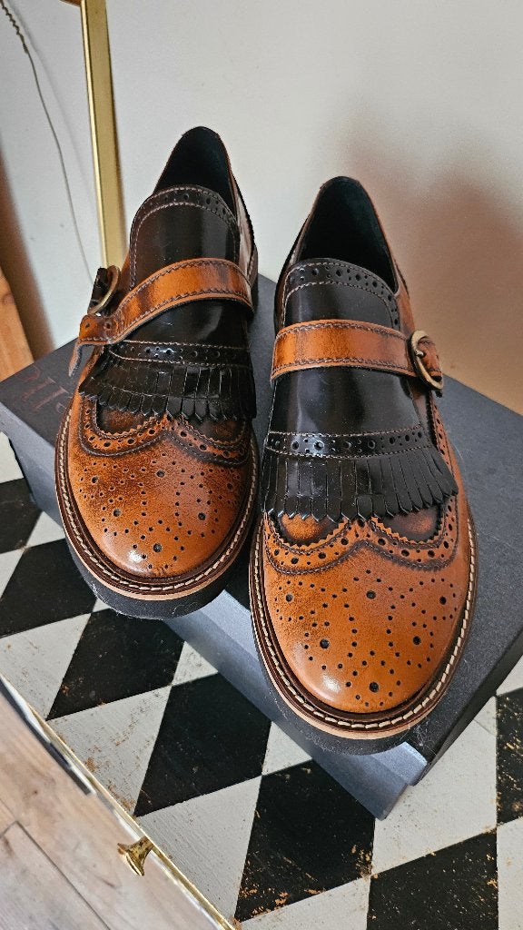 Stijlvolle bruin-zwarte brogues met gesp, Schoenen met lage hakken, Bruin, Nieuw, Ophalen of Verzenden