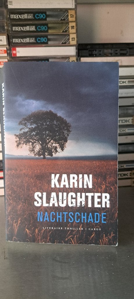 Karin Slaughter-nachtschade (Z258-65), Ophalen of Verzenden, Zo goed als nieuw