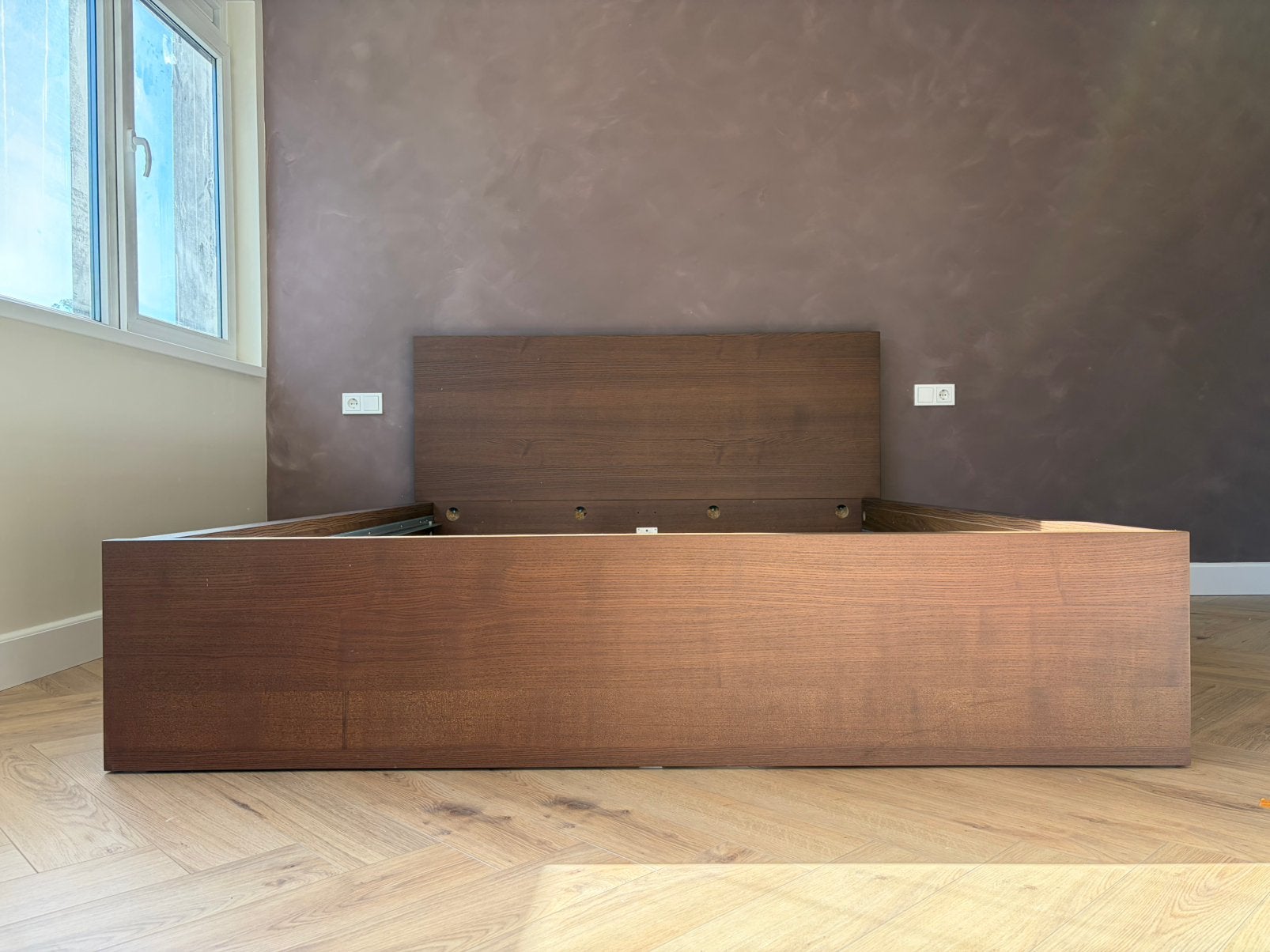 Ikea Malm bed & nachtkastjes walnoot/bruin, Ophalen, Zo goed als nieuw