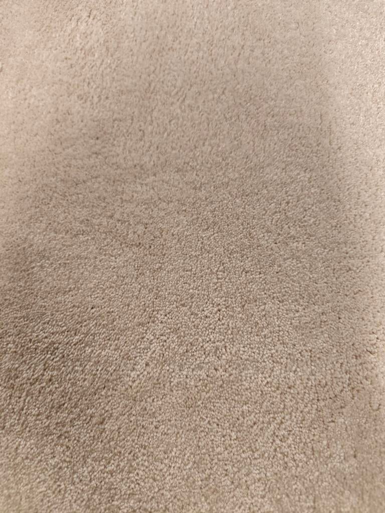 Mooie coupon beige lekker zacht tapijt 335 x 400, Ophalen, Beige, Nieuw, Minder dan 10 m²