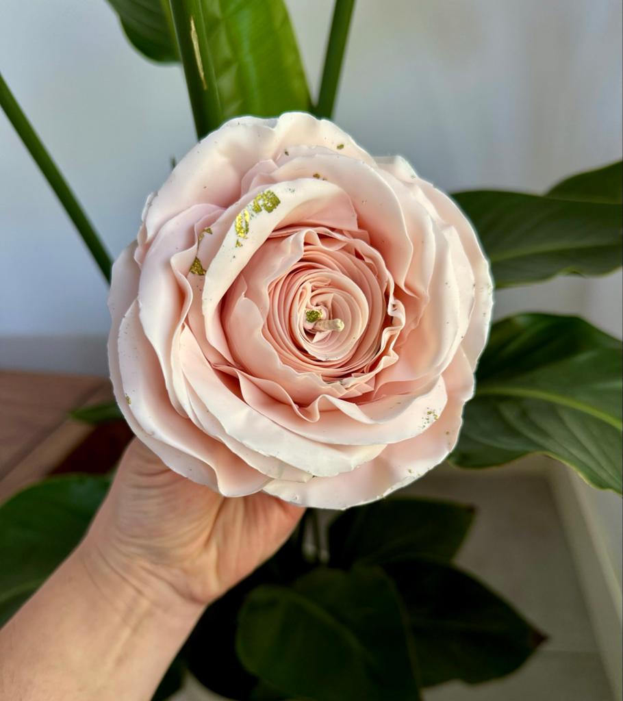 Handgemaakte Rozen Kaars van Bijenwas - Uniek Cadeau, Huis en Inrichting, Woonaccessoires | Kandelaars en Kaarsen, Nieuw, Kaars