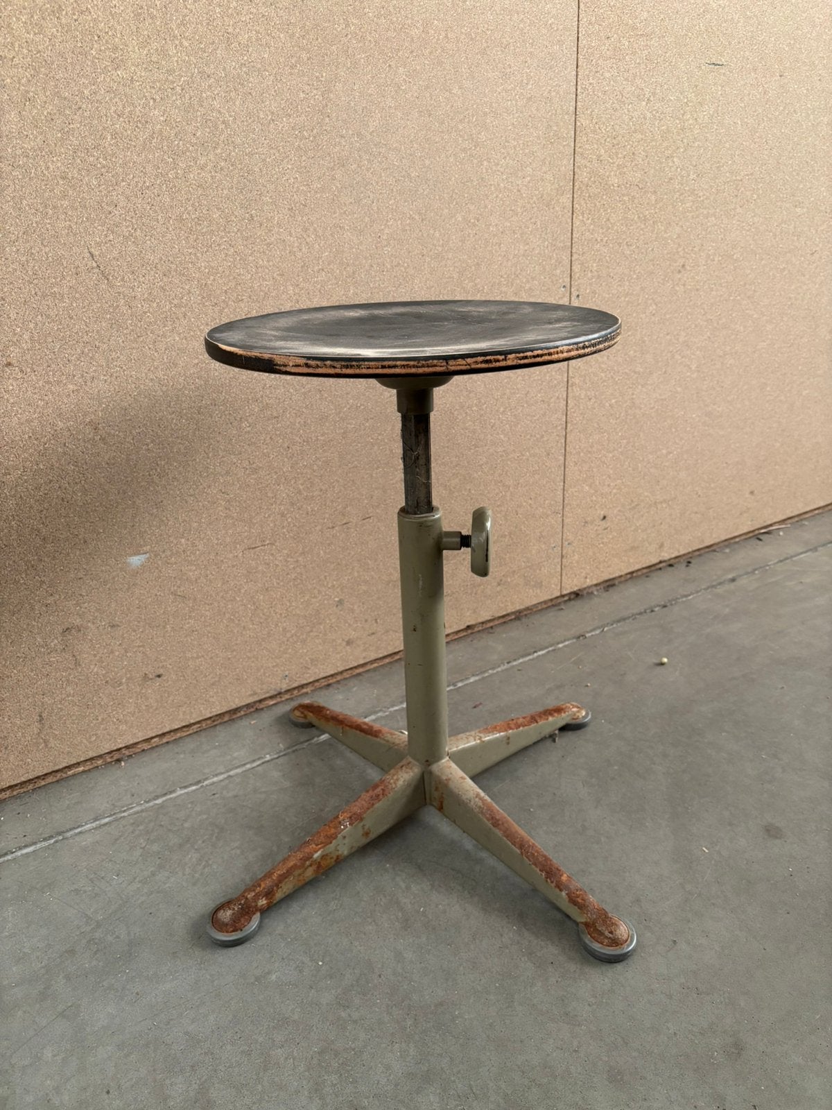 Vintage industriele metalen kruk, Studio Larilo, Gebruikt, In hoogte verstelbaar, Sportstraat 6 Kerkrade