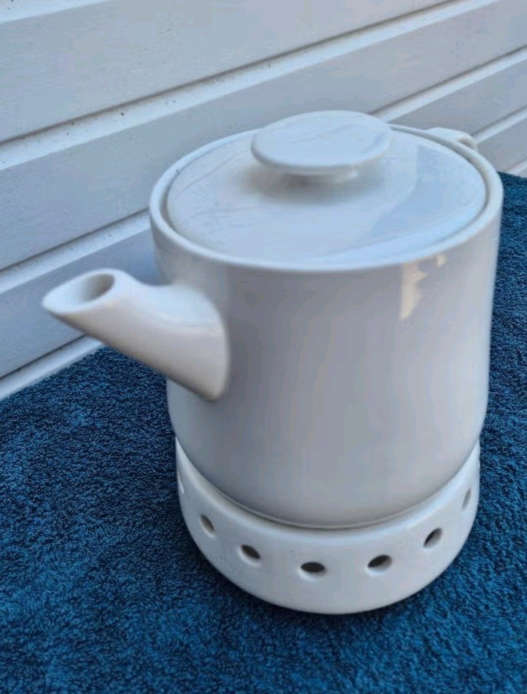 Witte theepot met theelichtwarmer - Keramiek, Theepot/fluitketel, Ophalen of Verzenden, Zo goed als nieuw, Steen/keramiek