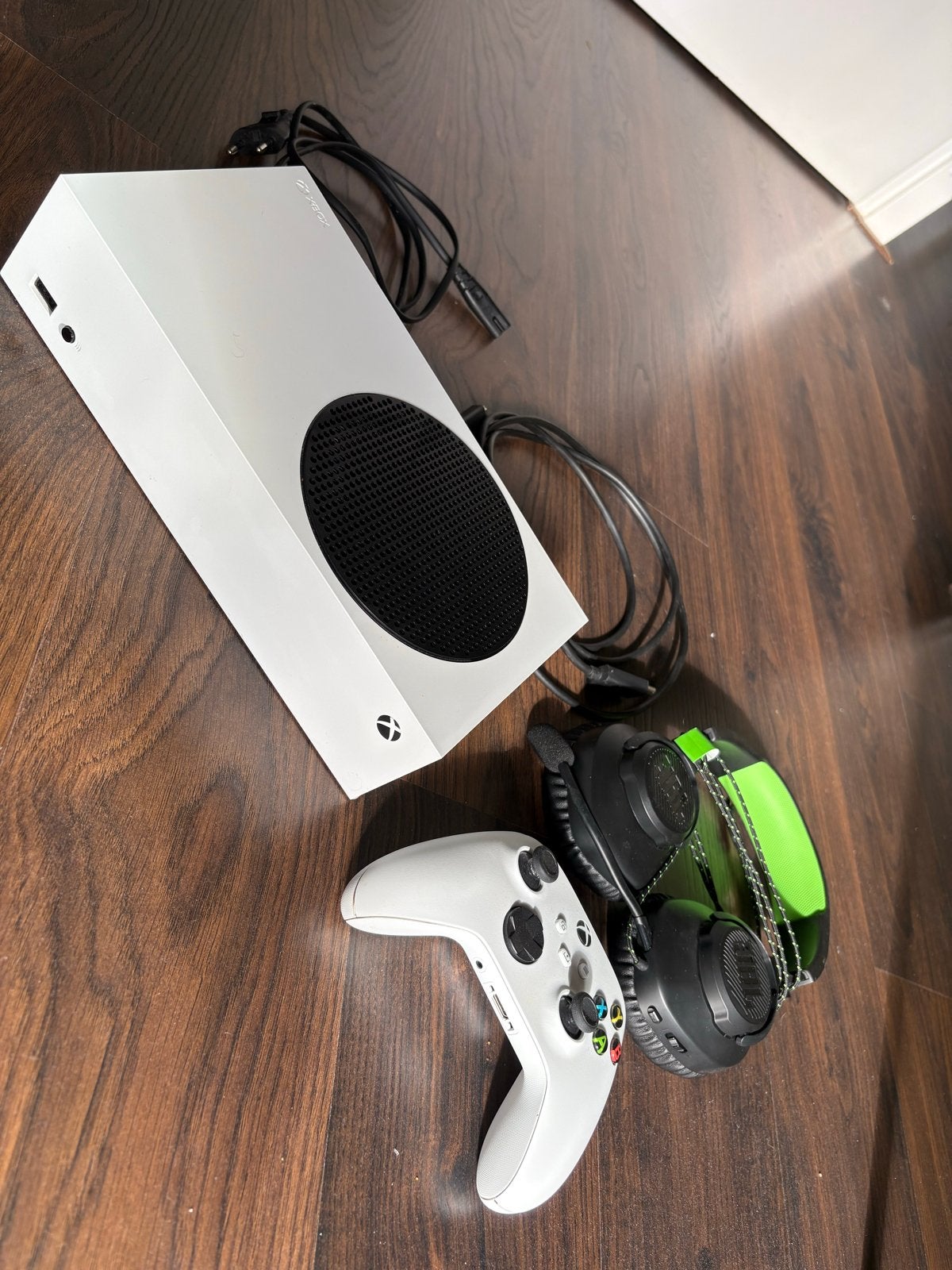 Foto 4 van Xbox Series S 500GB met controller en JBL koptelefoon