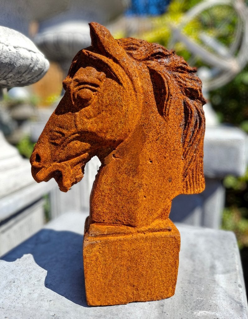 Prachtig gietijzeren paardenhoofd van 26 cm hoog., Tuin en Terras, Ophalen of Verzenden, Nieuw, Metaal, Dierenbeeld