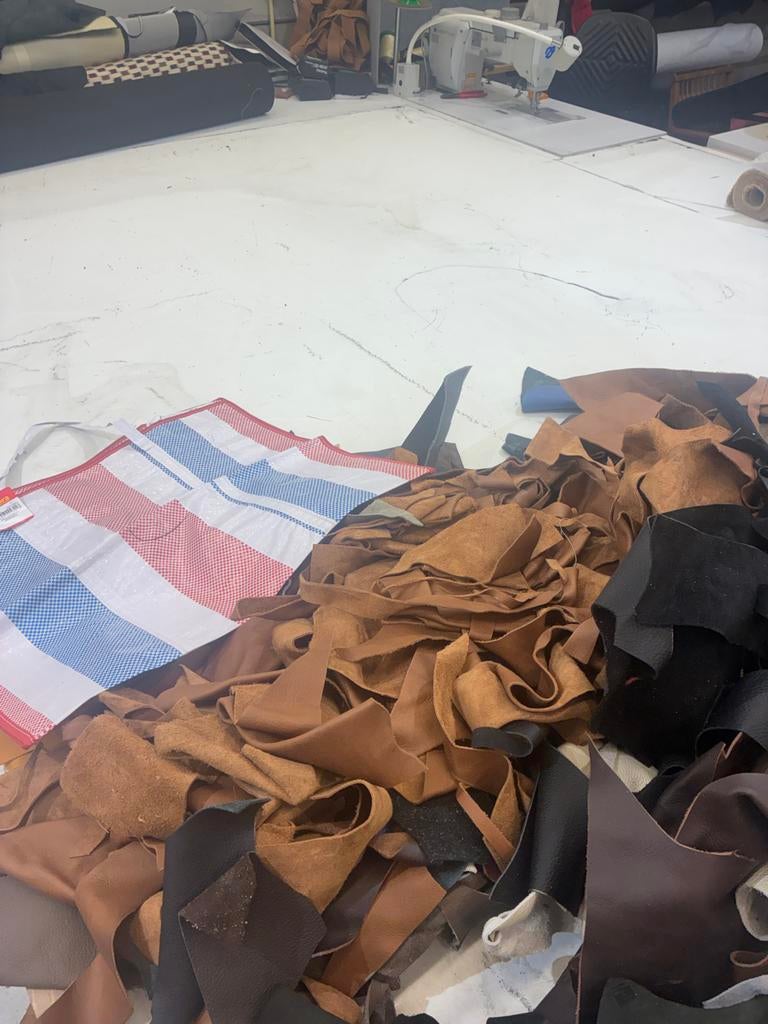 Ruim 14 kg leerrestanten - Diverse kleuren en maten, Verzenden, Nieuw, Overige kleuren, Leer of Kunstleer
