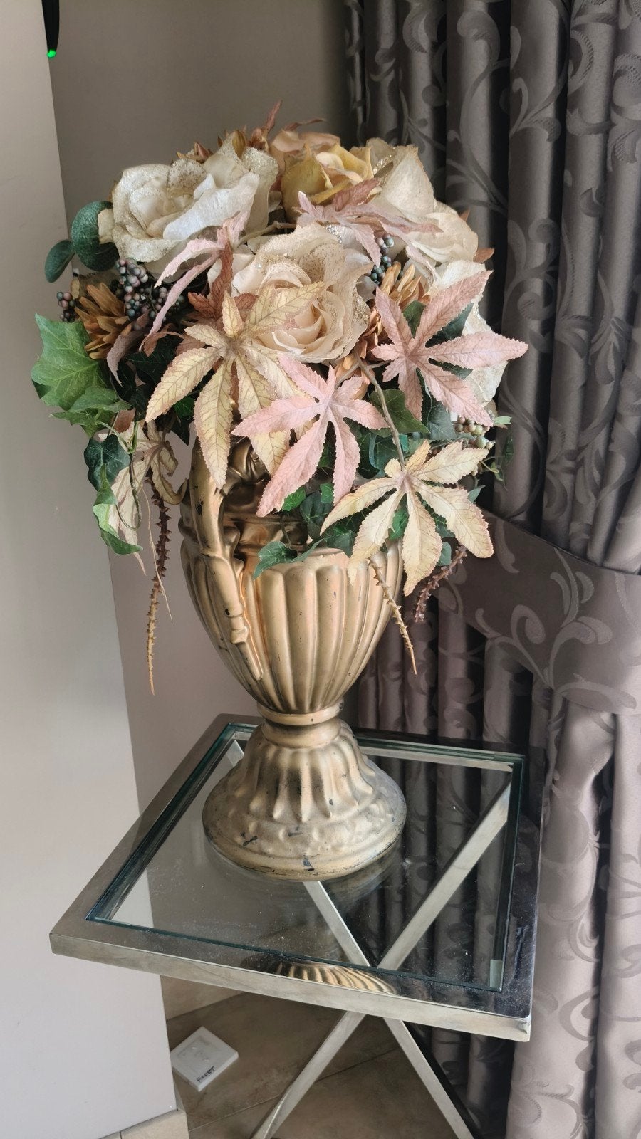 Gebruikte kunstbloemen in gouden vaas, Gebruikt, Meerkleurig, Kunststof, Ophalen of Verzenden