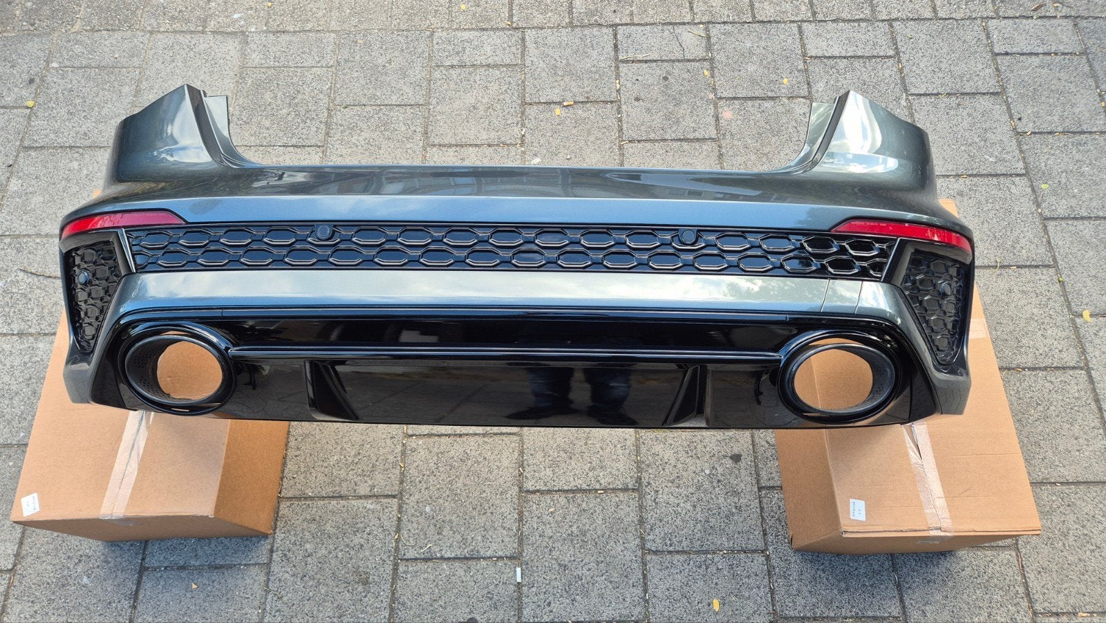 Audi RS3 8Y Limo Achterbumper met sensoren daytona grijs, Ophalen