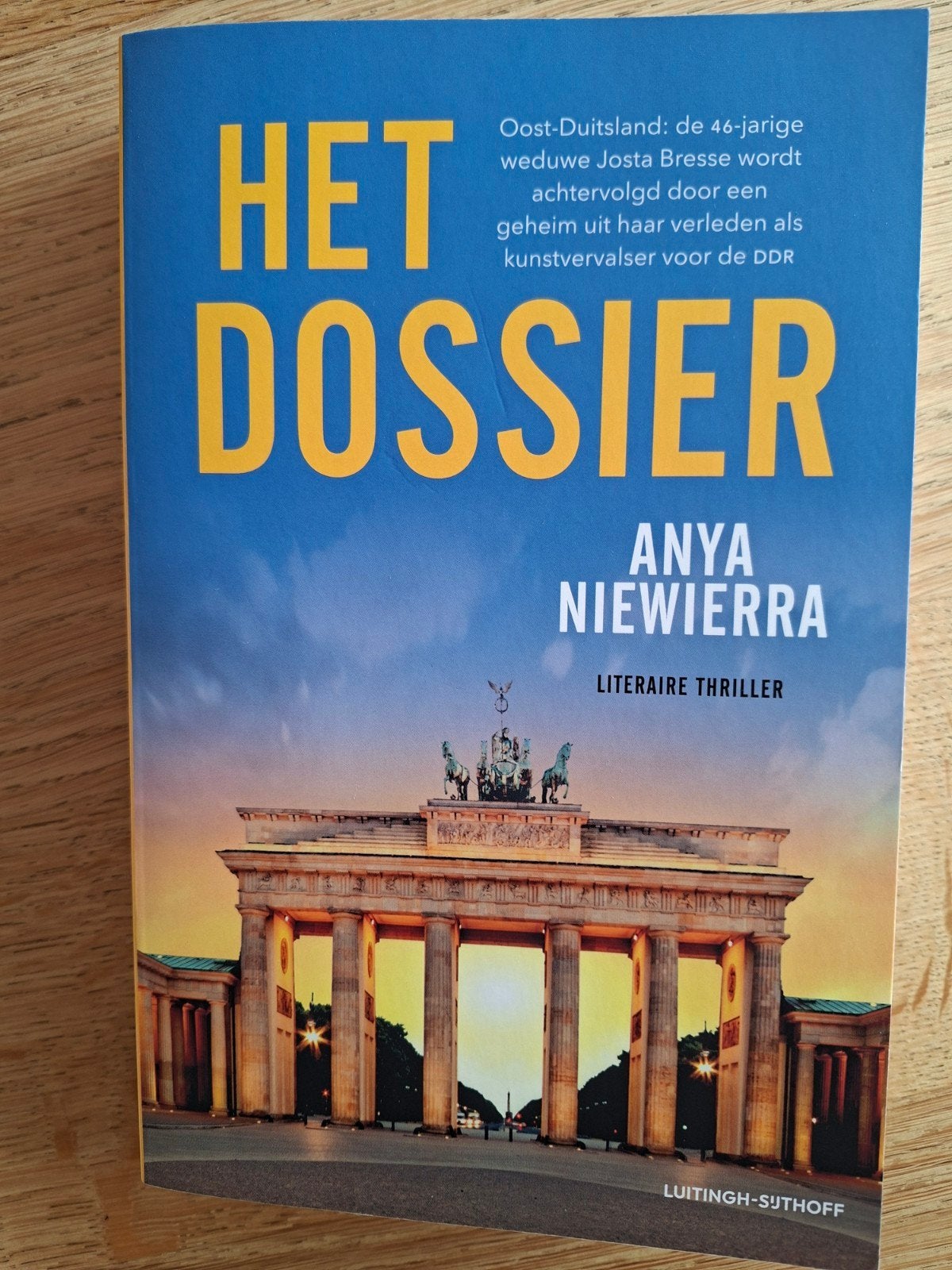 Anya Niewierra - Het dossier, Ophalen of Verzenden, Zo goed als nieuw, Anya Niewierra