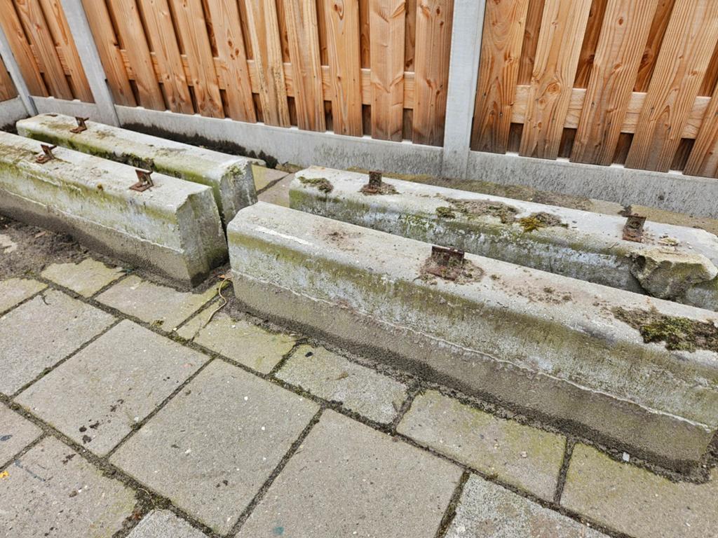 Betonbielzen / betonblokken/ opsluitbanden ca. 14 stuks, Tuin en Terras, Bielzen en Borders, Ophalen, Gebruikt, 100 tot 200 cm
