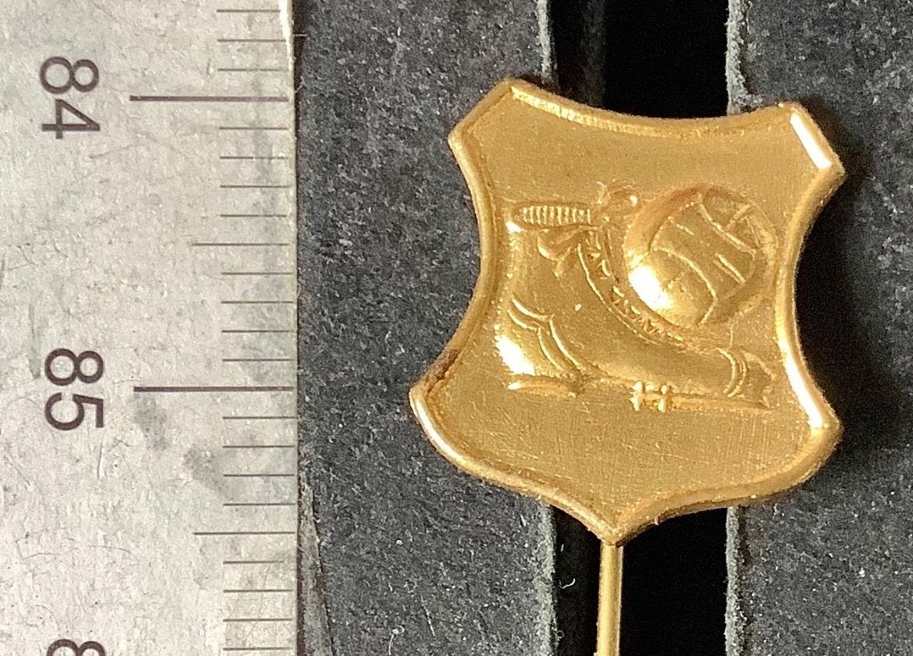 speld, Voetbal, oude schoen type 2 (RB, Verzamelen, Speldjes, Pins en Buttons, Ophalen of Verzenden, Gebruikt, Sport, Speldje of Pin